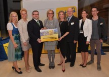 Sandra Pfeffer (Programmleiterin "tut gut" Wirt), Alexandra Kappl (Leiterin der Initiative "tut gut"), Landesrat Ludwig Schleritzko, Landeshauptfrau Johanna Mikl-Leitner, Moderatorin Christa Kummer-Hofbauer, Bgm. Anton Pfeffer, Christa Rameder ("tut gut" Programmleiterin Gesunde Gemeinde), "tut gut" Wirt Klaus Hölzl (Gasthaus Auszeit, Gastern) bei "Gesunde Gemeinde" trifft "tut gut" Wirt in Grafenegg (v. l. n. r.)