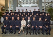 Gruppenfoto der Angelobung des Polizei-Ausbildungslehrgangs „E-FGB12-17-N“ mit Landespolizeidirektor Konrad Kogler, Landeshauptfrau Johanna Mikl-Leitner, Sektionschef Michael Kloibmüller vom Innenministerium, Landespolizeidirektor-Stellvertreter Franz Popp und Arthur Reis, Leiter des Bildungszentrums Traiskirchen (erste Reihe, ab Drittem v.l.n.r.)