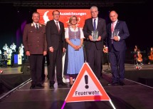 Landesfeuerwehrkommandant Dietmar Fahrafellner, Bürgermeister Matthias Stadler und Landeshauptfrau Johanna Mikl-Leitner gratulierten Finanzminister Hans Jörg Schelling und Innenminister Wolfgang Sobotka zur Auszeichnung mit der Florianiplakette. (v.n.r.)