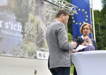 Der neue Ybbstalradweg von Waidhofen bis Lunz am See wurde eröffnet. Die Strecke folgt der alten Eisenbahntrasse. Moderator Martin Sonnleitner im Gespräch mit Landeshauptfrau Johanna Mikl-Leitner (v.l.n.r.)