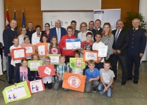 Prämierung der Volksschulen Geras und Langau für ihr Gemeinschaftsprojekt durch Landeshauptfrau Johanna Mikl-Leitner (6.v.r., hinten), Landespolizeidirektor Konrad Kogler (links), Bildungsdirektor Johann Heuras (6.v.l.) und Sicherheitsbotschafterin Christa Kummer (3.v.r.)