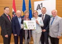 Im Bild von links nach rechts: Hannes Bauer, Karl Blecha, Ingrid Korosec, Landeshauptfrau Johanna Mikl-Leitner, Marcus Grausam und Herbert Nowohradsky.
