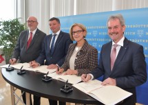 Bei der Unterzeichnung der Vereinbarung: ÖBB-Vorstandsvorsitzender Andreas Matthä, Bundesminister Jörg Leichtfried, Landeshauptfrau Johanna Mikl-Leitner und Landesrat Karl Wilfing (v. l. n. r.).