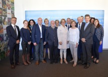 Die Teilnehmerinnen und Teilnehmer des Dialogs „Wirtschaft und Arbeit“ in Rückersdorf-Harmannsdorf mit Landeshauptfrau Johanna Mikl-Leitner