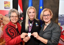 Sport-Landesrätin Petra Bohuslav (links) und Landeshauptfrau Johanna Mikl-Leitner (rechts) gratulierten Ivona Dadic (Mitte) zur Silbermedaille im Fünfkampf bei der Weltmeisterschaft in Birmingham.