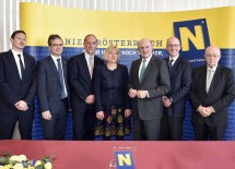 Freuen sich über die Verlängerung des Universitätsnetzwerkes \"netPOL\": Vizedekan Prof. Dr. Markus Rhomberg (Zeppelin Universität), Vizerektor Dr. Peter Riedler (Karl-Franzens-Universität Graz), netPOL-Koordinator Univ.Prof. Dr. Peter Filzmaier, Prof. Dr. Ellen Bos (Andrássy Universität Budapest), Landeshauptmann Dr. Erwin Pröll, Rektor Mag. Friedrich Faulhammer (Donau-Universität Krems) und Vizerektor Univ.Prof. Dr. Rudolf Gräf (Babes-Bolyai-Universität). (v.l.n.r.)