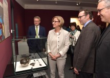 Landeshauptfrau Johanna Mikl-Leitner beim Ausstellungsrundgang mit dem Leiter der Gruppe Kultur und Wissenschaft beim Amt der NÖ Landesregierung Hermann Dikowitsch (1. v. l.), Kurator Falko Daim (2. v. r) und dem Künstlerischen Leiter der Schallaburg Kurt Farasin (1. v. r).