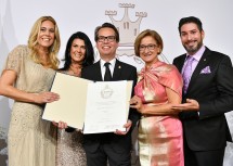 Agnes Tafel im Essl Museum in Klosterneuburg: die Veranstalterinnen Sandra Soravia-Lepuschitz und Renate Altenhofer vom Verein "Die KlosterNEUbürgerinnen", Intendant Michael Garschall, Träger der 1. Agnes Nadel, Landeshauptfrau Johanna Mikl-Leitner und Laudator Clemens Unterreiner (v.l.n.r.)