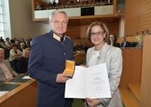 Dem Landespolizeidirektor-Stellvertreter und Leiter des Geschäftsbereiches B der Landespolizeidirektion Niederösterreich Dr. Rudolf Slamanig überreichte Landeshauptfrau Johanna Mikl-Leitner das Große Goldene Ehrenzeichen für Verdienste um das Bundesland Niederösterreich. (v.l.n.r.)