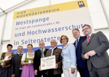 Ehrenurkunde für Alt-Bürgermeister Franz Deinhofer (mit Urkunde) – Landeshauptfrau Johanna Mikl-Leitner, Bundesminister Andrä Rupprechter und Straßenbau-Landesrat Ludwig Schleritzko gratulierten (rechts)