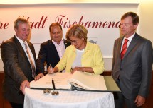 Landeshauptfrau Johanna Mikl-Leitner beim Eintrag ins Gästebuch, weiters im Bild Bundesrat Gerhard Schödinger (1. v. l.), Bürgermeister Thomas Ram (2. v. l.) und Bezirkshauptmann Peter Suchanek (1. v. r.).