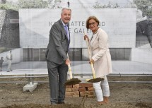Wiener Neustadts Bürgermeister Klaus Schneeberger und Landeshauptfrau Johanna Mikl-Leitner beim Spatenstich bei den Kasematten für die Landesausstellung 2019 (v.l.n.r.)