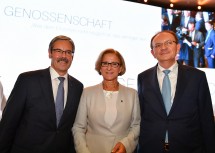 Landeshauptfrau Johanna Mikl-Leitner mit Obmann Erwin Hameseder (l.) und Generaldirektor Klaus Buchleitner (r.) bei der Raiffeisen-Jahrestagung in Wien.