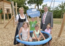 Landesrätin Barbara Schwarz und Bürgermeister Wolfgang Peischl mit Kindern aus Zistersdorf bei der Eröffnung des neu gestalteten Spielplatzes im Schlosspark. (v.l.n.r.)