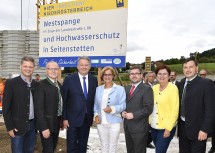 Startschuss für die Projekte Hochwasserschutz und Westspange Seitenstetten mit Nationalrat Andreas Hanger, Bürgermeister Johann Spreitzer, Bundesminister Andrä Rupprechter, Landeshauptfrau Johanna Mikl-Leitner, Straßenbau-Landesrat Ludwig Schleritzko, Landtagsabgeordnete Michaela Hinterholzer und Bundesrat Andreas Pum (v.l.n.r.)