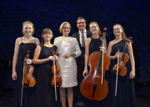 Landeshauptfrau Johanna Mikl-Leitner und Landeshauptmann Arno Kompatscher mit den Musikerinnen des "Benigna Streichquartetts".