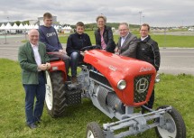 ecoplus-Geschäftsführer Mag. Helmut Miernicki, zwei Lehrlinge des Unternehmens ETM, die den e-Traktor umgebaut haben, Wirtschafts-Landesrätin Dr. Petra Bohuslav, LH-Stellvertreter Dr. Stephan Pernkopf und EVN-Vorstandsdirektor Mag. Stefan Szyszkowitz beim e-Mobilitätstag in Melk (v.l.n.r.)