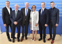 Von links nach rechts: Die MedAustron Geschäftsführer Alfred Zens und Eugen B. Hug sowie der Aufsichtsratsvorsitzende von MedAustron Klaus Schneeberger, Landeshauptfrau Johanna Mikl-Leitner, der Verbandsvorsitzende im Hauptverband der österreichischen Sozialversicherungsträger Alexander Biach und der Generaldirektor-Stellvertreter im Hauptverband, Bernhard Wurzer (von links nach rechts).