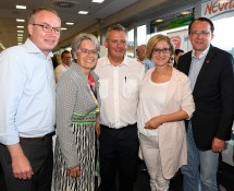 Feuerten die Kameradinnen und Kameraden am Samstag Abend beim Firecup in der NV Arena an: LH-Stellvertreter Stephan Pernkopf, Sport-Landesrätin Petra Bohuslav, Landesfeuerwehrkommandant Dietmar Fahrafellner, Landeshauptfrau Johanna Mikl-Leitner und Bürgermeister Matthias Stadler (v.l.n.r.)