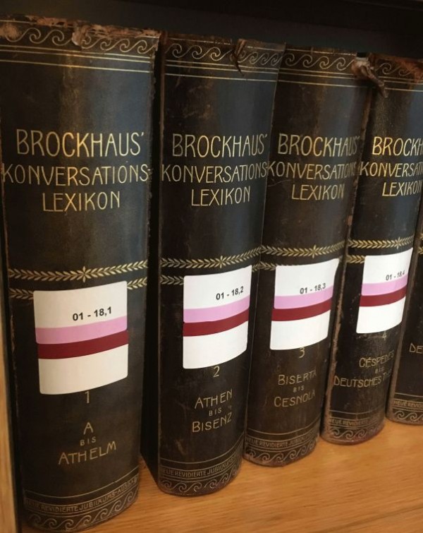 Buchrücken mehrer alter Brockhaus-Ausgaben