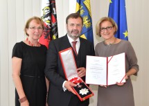 Von links nach rechts: Die Gattin von Hans Penz, Luise Penz, Landtagspräsident a. D. Hans Penz und Landeshauptfrau Johanna Mikl-Leitner.