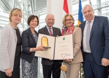 Gratulierten Landesschulratsdirektor Friedrich Koprax (Mitte) zur Verleihung des Ehrenzeichen: Bildungs-Landesrätin Barbara Schwarz, Gattin Erna Koprax, Landeshauptfrau Johanna Mikl-Leitner und Bildungsdirektor Johanna Heuras (v.l.n.r.)