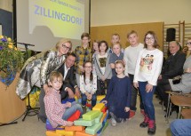 Landeshauptfrau Johanna Mikl-Leitner, Bürgermeister Harald Hahn und die Kinder von Zillingdorf freuen sich auf den neuen Kindergarten.