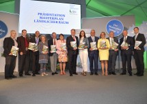 Präsentation des Masterplans für den ländlichen Raum mit Bürgermeister Anton Gonaus (Kirchberg an der Pielach, Audit Gemeinde), Hannes Neuhauser (Brandenberg, Tirol), Univ.-Prof. Peter Filzmaier, Kulinarik-Schwerpunktsprecherin Elisabeth Gürtler, Bürgermeister Helmut Laab (Stockerau), die steirische Zweite Landtagspräsidentin Manuela Khom, Bundesminister Andrä Rupprechter, Bundesministerin Sophie Karmasin, Gemeindebund-Präsident Alfred Riedl, Landeshauptfrau Johanna Mikl-Leitner, Vizekanzler Wolfgang Brandstetter, Schirmherr Landeshauptmann a.D. Erwin Pröll und Univ.-Prof. Gottfried Haber (v.l.n.r.)