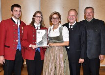 Der Musikverein Schmidatal (Bezirk Hollabrunn) erhielt den Ehrenpreis in Gold von Landeshauptfrau Johanna Mikl-Leitner (Mitte) überreicht.
