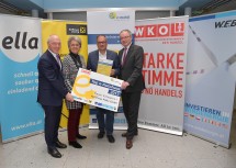 Gratulation an das Autohaus Polke aus Mistelbach zum Sieg in der Kategorie „Autohaus mit den meisten e-Autoverkäufen“: ecoplus-Geschäftsführer Helmut Miernicki, Landesrätin Petra Bohuslav, Thomas Polke, Geschäftsführer Autohaus Polke GmbH, und LH-Stellvertreter Stephan Pernkopf (v.l.n.r.)