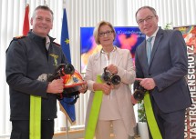 Im Bild: Landesfeuerwehrkommandant Dietmar Fahrafellner, Landeshauptfrau Johanna Mikl-Leitner und LH-Stellvertreter Stephan Pernkopf (v. l. n. r.).