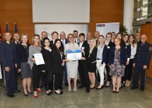 Prämierung der HAK Bruck/Leitha durch Landeshauptfrau Johanna Mikl-Leitner (Mitte, mit Scheck), Landespolizeidirektor Konrad Kogler (5.v.l.), Bildungsdirektor Johann Heuras (9.v.l.) und Sicherheitsbotschafterin Christa Kummer (4.v.l.)