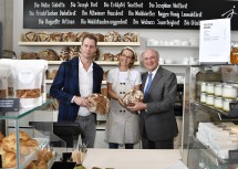 Hinter dem Verkaufstresen der neuen Brotmanufaktur von Joseph Brot in Burgschleinitz: der Gründer und Geschäftsführer Josef Weghaupt, Mitarbeiterin Bettina Kreps und Landeshauptmann Dr. Erwin Pröll (v.l.n.r.)
