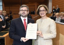 Der neue Landesrat DI Ludwig Schleritzko mit Ernennungsdekret und die neue Landeshauptfrau Mag. Johanna Mikl-Leitner (v.l.n.r.)