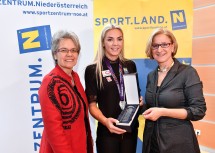 „Gläserner Leopold“ für Vizeweltmeisterin Ivona Dadic (Mitte): Sport-Landesrätin Petra Bohuslav und Landeshauptfrau Johanna Mikl-Leitner gratulierten. (v.l.n.r.)