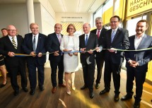 Im Bild von links nach rechts: Stefan Karner, Justizminister Wolfgang Brandstetter, Innenminister Wolfgang Sobotka, Landeshauptfrau Johanna Mikl-Leitner, Landeshauptmann a. D. Erwin Pröll, Finanzminister Hans-Jörg Schelling, der St. Pöltner Bürgermeister Matthias Stadler und Geschäftsführer Matthias Pacher.