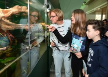 Landeshauptfrau Johanna Mikl-Leitner mit Alexander und Anna Maria im Museum Niederösterreich.