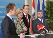 Pressekonferenz im NÖ Landhaus mit Peter Recht (ÖBB Infra AG), Landeshauptfrau Johanna Mikl-Leitner, Bürgermeister Matthias Stadler, Landesrat Ludwig Schleritzko (von links nach rechts).