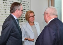 Im Gespräch: Landeshauptfrau Johanna Mikl-Leitner mit dem Sächsischen Staatssekretär für Umwelt und Landwirtschaft, Herbert Wolff (r.), und LH-Stellvertreter Stephan Pernkopf.