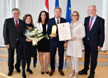 Der ehemalige Landeshauptmann-Stellvertreter Ernst Höger, LH-Stellvertreterin Doris Renner, Doris Rosenmaier, Landeshauptfrau Johanna Mikl-Leitner und VP-Klubobmann Klaus Schneeberger (v.l.n.r.) gratulierten SP-Klubobmann Alfredo Rosenmaier (3.v.r.) zum Ehrenzeichen des Landes Niederösterreich.