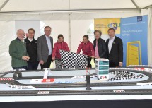 Beim e-Mobilitätstag in Melk: ecoplus-Geschäftsführer Mag. Helmut Miernicki, EVN-Vorstandsdirektor Mag. Stefan Szyszkowitz, LH-Stellvertreter Dr. Stephan Pernkopf, zwei Mädchen beim e-Radln, Wirtschafts-Landesrätin Dr. Petra Bohuslav und Dr. Herbert Greisberger, Geschäftsführer der Energie- und Umweltagentur NÖ (v.l.n.r.)