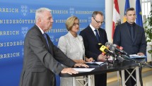 Gemeinsame Pressekonferenz: der Aufsichtsratsvorsitzende von MedAustron Klaus Schneeberger, Landeshauptfrau Johanna Mikl-Leitner, der Verbandsvorsitzende im Hauptverband der österreichischen Sozialversicherungsträger Alexander Biach und der Generaldirektor-Stellvertreter im Hauptverband, Bernhard Wurzer (von links nach rechts).