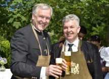 Landesrat Martin Eichtinger und der Amtschef des Bayerischen Staatsministeriums für Ernährung, Landwirtschaft und Forsten Hubert Bittlmayer bei der Eröffnung des Bayerischen Biergartens auf der Garten Tulln (v.l.n.r.)