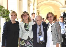 Landesrätin Mag. Barbara Schwarz, Präsidentin des Europa-Forums Wachau, Ekaterina Zaharieva, Vizepremierministerin für Justizreform und Außenministerin der Republik Bulgarien, Prof. Paul Lendvai, Moderator des Europa-Forums Wachau und Leiter des ORF Europastudios, und Landeshauptfrau Mag. Johnanna Mikl-Leitner am Weg in den Plenarsaal des Europa-Forums Wachau (v.l.n.r.)