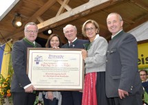 Ehrenbürgerschaft für LH a.D. Erwin Pröll im Zuge des Dirndlkirtags in Frankenfels: Bgm. Franz Größbacher, LAbg. Doris Schmidl, LH a.D. Erwin Pröll, LH Johanna Mikl-Leitner und Vizebgm. Heinz Putzenlechner (vlnr)