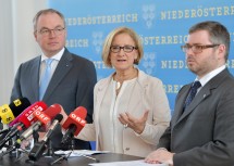 Bei der Pressekonferenz: LH-Stellvertreter Stephan Pernkopf, Landeshauptfrau Johanna Mikl-Leitner und Landesrat Ludwig Schleritzko (von links nach rechts).
