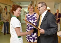 Anton Endsdorfer überreichte Ulrike Gradinger vom Hospizteam St. Pölten im Beisein von Landesrätin Mag. Barbara Schwarz eine Urkunde der Wertschätzung und des Dankes.