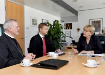 Abt Wolfgang Maria Hagl von der Benediktinerabtei Metten und Bezirkstagspräsident Olaf Heinrich von Niederbayern im Arbeitsgespräch mit Landesrätin Barbara Schwarz (v.l.n.r.)