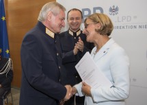 Ehrung für verdiente Polizeibedienstete in St. Pölten: Landeshauptfrau Johanna Mikl-Leitner mit Landespolizeidirektor-Stellvertreter Rudolf Slamanig, im Hintergrund Landespolizeidirektor Konrad Kogler.