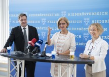 Pressekonferenz zu Wissenschaft und Forschung, im Bild von links nach rechts: Wolfgang Neubauer (Ludwig Boltzmann-Institut für Archäologische Prospektion und Virtuelle Archäologie), Landeshauptfrau Johanna Mikl-Leitner und Gabriele Weigelhofer (WasserCluster Lunz)